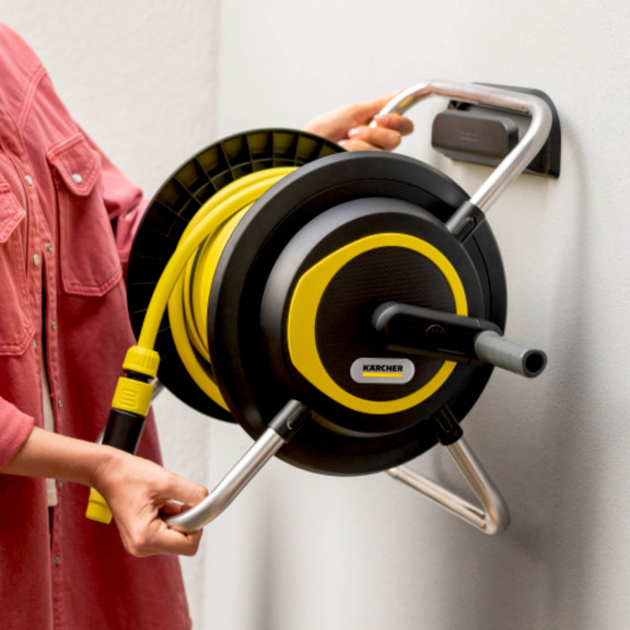 Funkce 2 v 1: nástěnný a mobilní naviják hadice v jednom