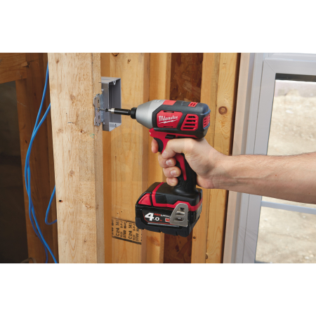 MILWAUKEE M18™¼″ kompaktní hex rázový utahovák 4933443580