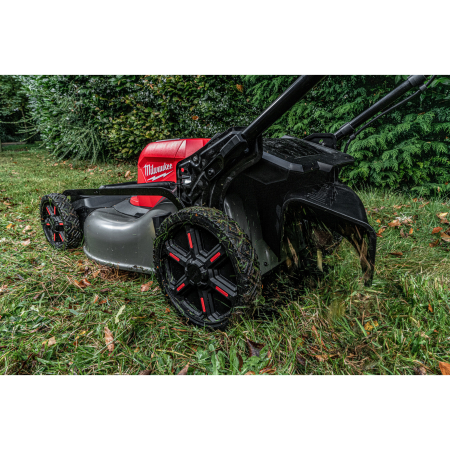 MILWAUKEE M18 FUEL™ 53 cm sekačka na trávu s pojezdem na dva akumulátory 4933479585
