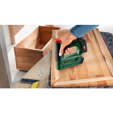 BOSCH Akumulátorová sponkovačka UniversalTacker 18V-14 06032A7000