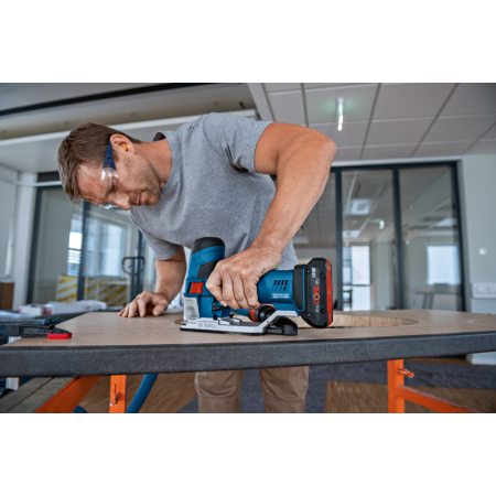 BOSCH Akumulátorová kmitací pila GST 18V-155 SC 06015B0001