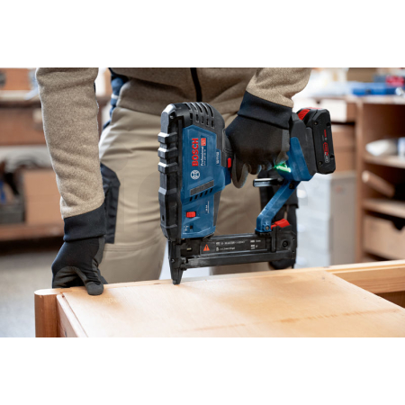 BOSCH Akumulátorová sponkovačka do dřeva GTH 18V-38 M 0601482501