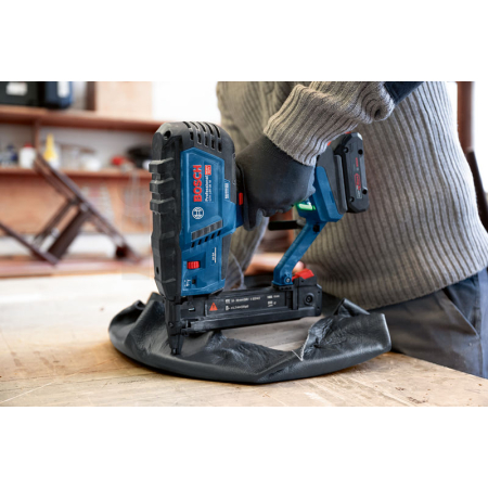 BOSCH Akumulátorová sponkovačka do dřeva GTH 18V-38 M 0601482501