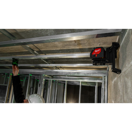 MILWAUKEE Zelený křížový laser na alkalické baterie 4933478753