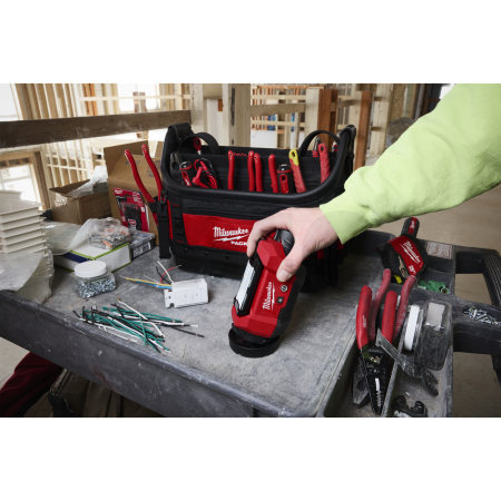 MILWAUKEE M12™ vícesměrné reflektorové světlo kompatibilní s PACKOUT™ 4933500321