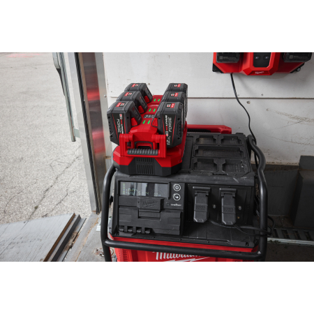 MILWAUKEE M18 MPC6 Mobilní rychlonabíječka PACKOUT se šesti sloty 4932498551
