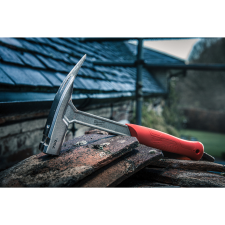 MILWAUKEE Pokrývačské kladivo 750 g 4932493655