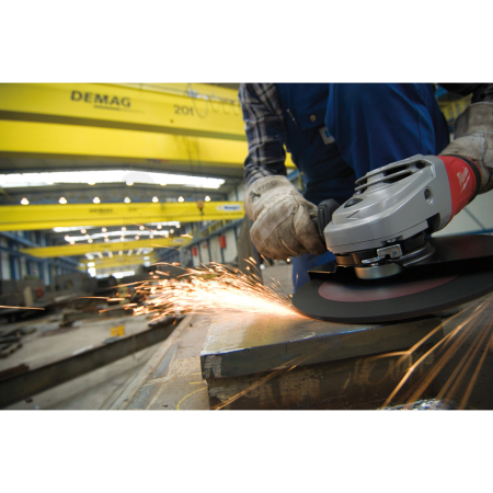 MILWAUKEE 2400W úhlová bruska s odpružením AVS a ochranou proti zpětnému rázu 4933402340