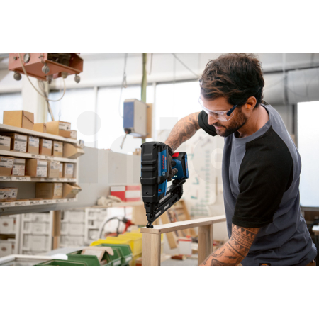 BOSCH Akumulátorová hřebíkovačka do dřeva GNH 18V-64 M 0601481003