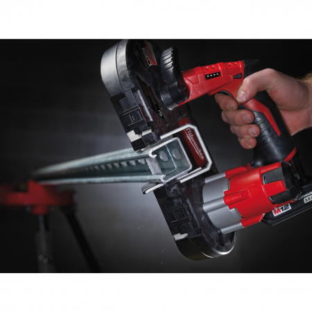 MILWAUKEE M12BS-402C - M12™ kompaktní pásová pila 4933441805