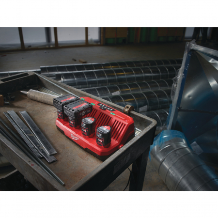 MILWAUKEE M12C4 - M12™ nabíječka s 4 porty 4932430554