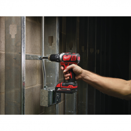 MILWAUKEE M18BDD-202C - M18™ kompaktní vrtací šroubovák 4933443555