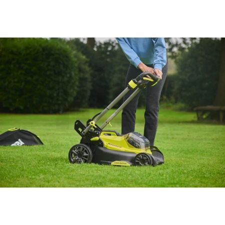 RYOBI RY18LMX40C-240 18V ONE+ Akumulátorová sekačka na trávu, šířka záběru 40 cm (2 x 4,0 Ah) 5133006290