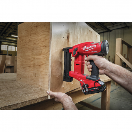 MILWAUKEE M18FNCS18GS-202X - M18 FUEL™ sponkovačka s úzkou korunkou 4933471940