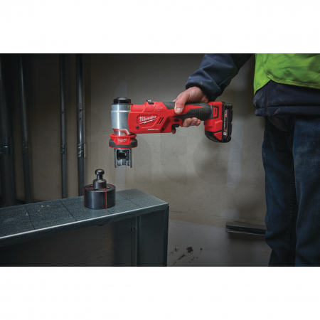 MILWAUKEE M18HKP-201C - M18™ FORCE LOGIC™ Hydraulický děrovač  4933451202