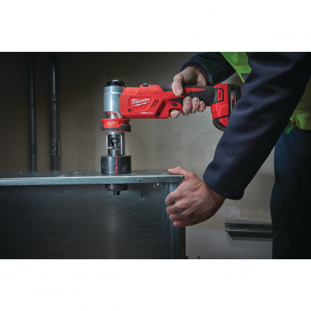 MILWAUKEE M18HKP-201C - M18™ FORCE LOGIC™ Hydraulický děrovač  4933451202