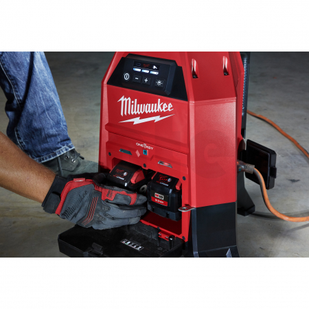 MILWAUKEE M18 ONESLDP M18™ ONE-KEY™ LED kompaktní lampa s nabíječkou 4933459163