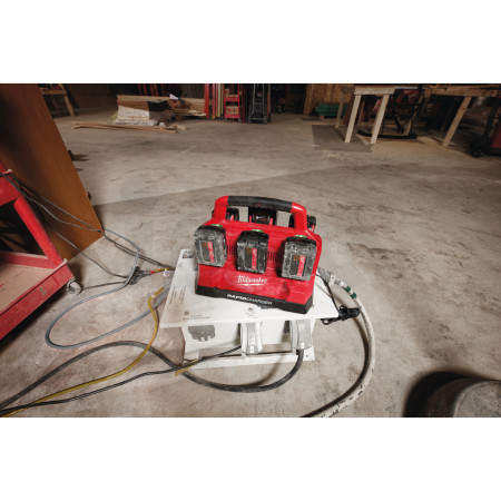 MILWAUKEE M18™ PACKOUT™ rychlonabíječka se šesti sloty 4932480162