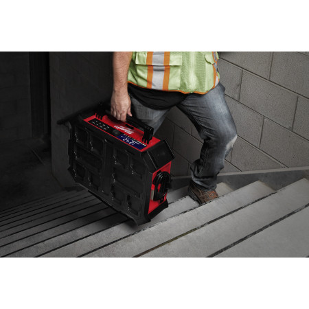 MILWAUKEE M18™ PACKOUT™ rádio nabíječka 4933472112