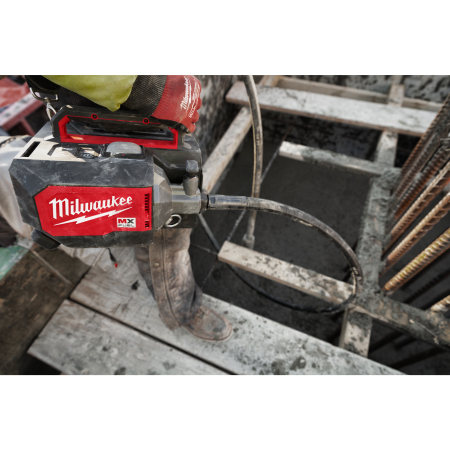 MILWAUKEE MX FUEL™ kufříkový ponorný vibrátor do betonu 4933479607