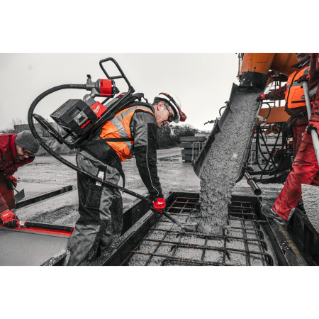 MILWAUKEE MX FUEL™ batohový ponorný vibrátor  do betonu 4933479591