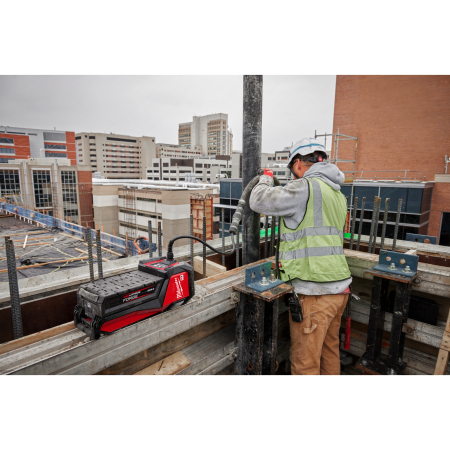 MILWAUKEE MXFCVHF-802 FUEL vysokofrekvenční vibrátor na beton, 2x Aku MXF XC608 + MXF SC 4933498133
