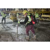 MILWAUKEE MXFCVHF-802 FUEL vysokofrekvenční vibrátor na beton, 2x Aku MXF XC608 + MXF SC 4933498133