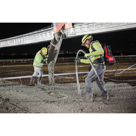 MILWAUKEE MXFCVHF-802 FUEL vysokofrekvenční vibrátor na beton, 2x Aku MXF XC608 + MXF SC 4933498133