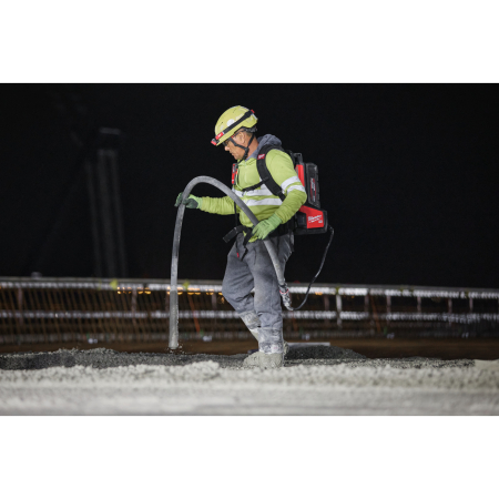 MILWAUKEE MXFCVHF-802 FUEL vysokofrekvenční vibrátor na beton, 2x Aku MXF XC608 + MXF SC 4933498133