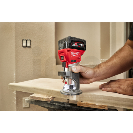 MILWAUKEE M18 FUEL™ horní frézka s objímkami 8 mm / 6 mm 4933479073