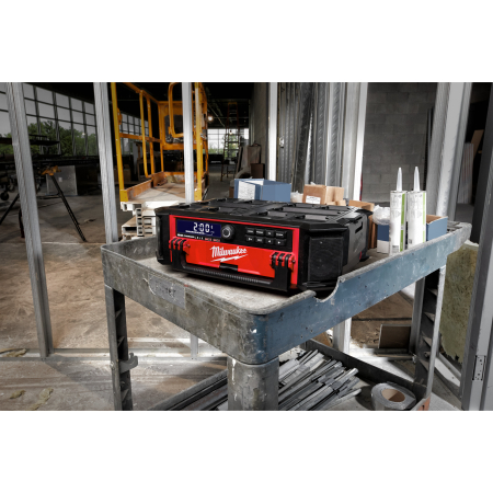 MILWAUKEE M18™ PACKOUT™ rádio nabíječka 4933472112