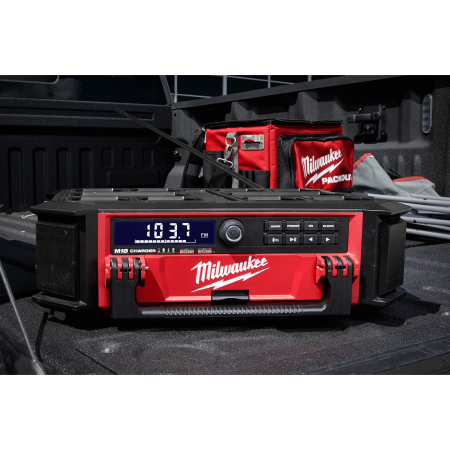 MILWAUKEE M18™ PACKOUT™ rádio nabíječka 4933472112