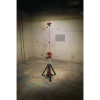 MILWAUKEE M18™ vysoce výkonná stojanová LED svítilna a nabíječka 4933451897