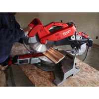 MILWAUKEE 305 mm posuvná pokosová pila s duálním zkosením a stojan na pokosovou pilu 4933416450