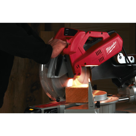 MILWAUKEE 305 mm posuvná pokosová pila s duálním zkosením a stojan na pokosovou pilu 4933416450