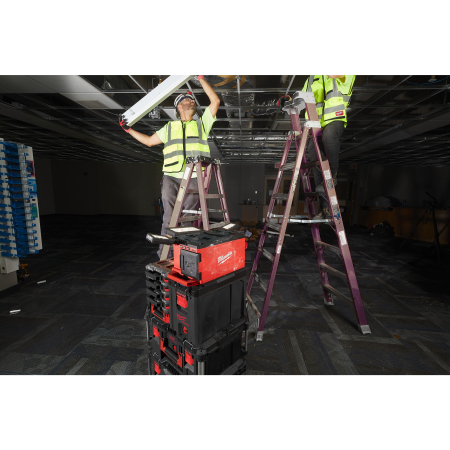 MILWAUKEE M18™ PACKOUT™ Prostorové světlo a nabíječka 4933478120