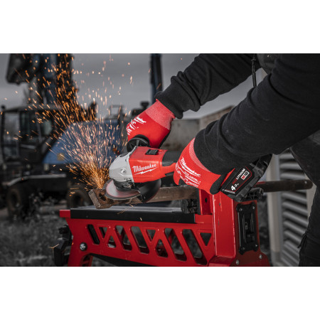 MILWAUKEE M18™ bezuhlíková úhlová bruska 125 mm s posuvným spínačem 4933492644