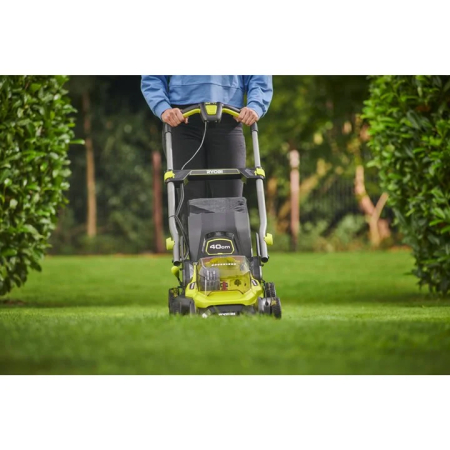 RYOBI RY18LMX40C-150 18V ONE+ Bezuhlíková sekačka na trávu se šířkou záběru 40 cm (1 x 5,0 Ah) 5133006289