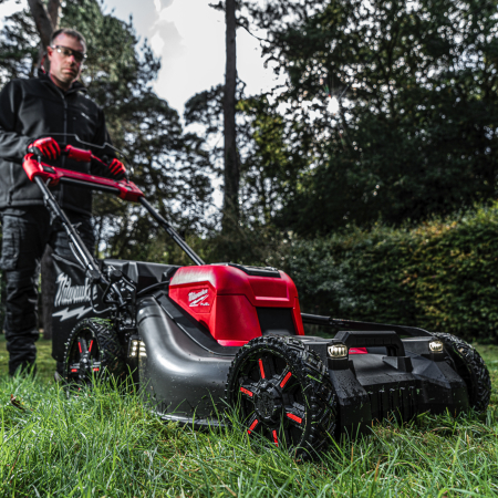 MILWAUKEE M18 FUEL™ 53 cm sekačka na trávu s pojezdem na dva akumulátory 4933479585