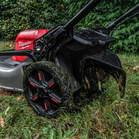 MILWAUKEE M18 FUEL™ 53 cm sekačka na trávu s pojezdem na dva akumulátory 4933479585