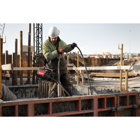MILWAUKEE MX FUEL™ kufříkový ponorný vibrátor do betonu 4933479608