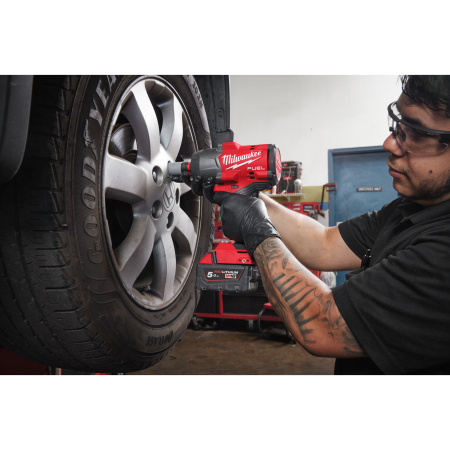 MILWAUKEE M18 FUEL™ ½″ rázový utahovák s vysokým krouticím momentem a pojistným koužkem 4933492783