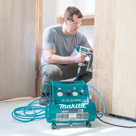 Makita - Kompresor 650W,22 kg MAC210Q