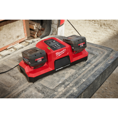 MILWAUKEE M18 FUEL supernabíječka se dvěmi sloty 4932492531