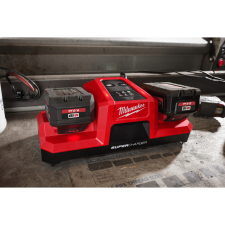 MILWAUKEE M18 FUEL ™ supernabíječka se dvěma sloty 4932492531